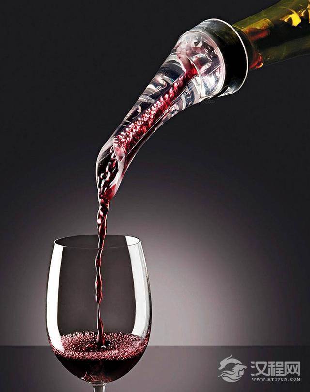 酒桌“倒酒”有哪些礼仪？这里边学问很大！不懂的别随便倒酒