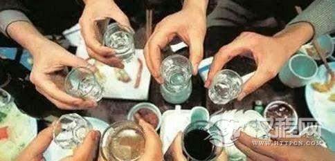 酒桌上，你可以不喝酒，但有四件事绝对不能做