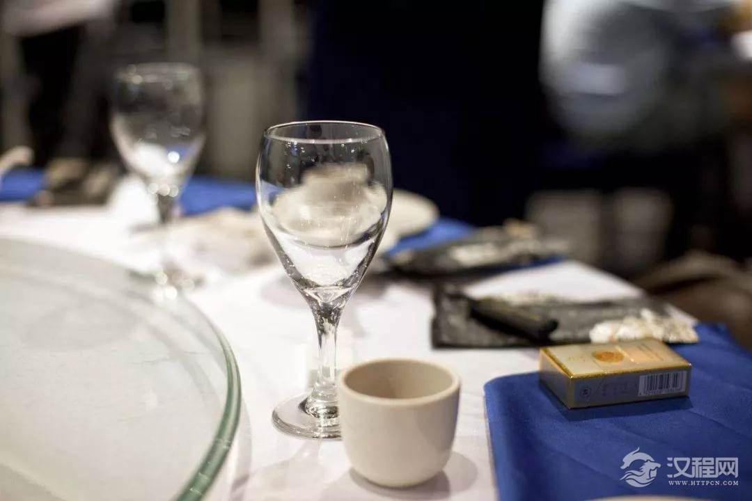 情商高的人，在酒桌上都是怎样喝酒的？