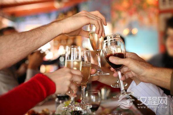 酒桌上的“潜规则”：倒酒里藏着“大学问”，不懂迟早要吃亏