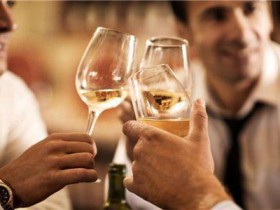 请领导吃饭，在酒桌上不要做这三件事，会被领导看不起