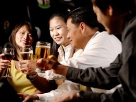 别只顾着喝酒，酒桌上的说话技巧也很重要