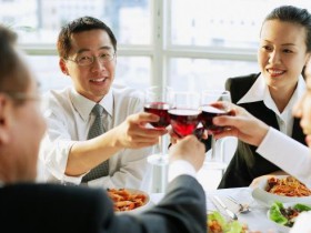 酒桌上的“潜规则”：倒酒里藏着“大学问”，不懂迟早要吃亏