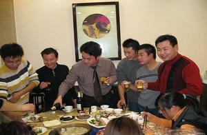 “路见不平一声吼，你不喝酒谁喝酒？”是酒文化还是陋习？