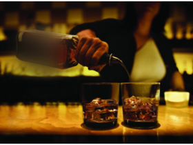 酒桌上的“倒酒”礼仪，该咋做最合适？学问大了，不懂别再瞎出头