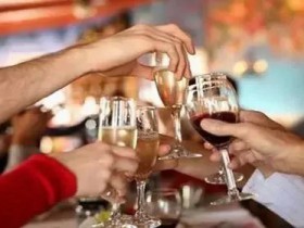 酒桌“倒酒”有哪些礼仪？这里边学问很大！不懂的别随便倒酒