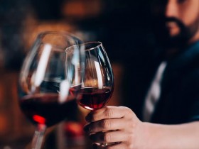 酒桌上论英雄，要想事业做得好，敬酒6招少不了