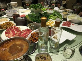 葡萄酒礼仪 | 酒桌行走怎样优雅倒酒？