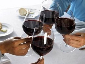 酒桌上和领导喝酒，改掉这三个坏毛病，让你在职场越混越好