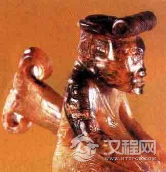 戴卷筒式冠巾的男子商代的冠饰之三