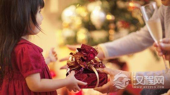 如何向外国人赠送礼物-给西方人送花礼仪-外国人送礼禁忌