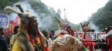 羌族巫师在做法时是怎样敲打羊皮鼓作舞的