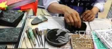 白族独特的木刻纸画“甲马纸”是什么样的