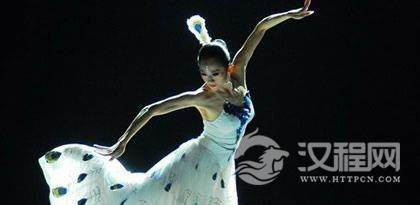 惟妙惟肖的傣族孔雀舞