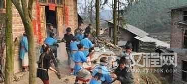 在苗族婚礼中的半路“抓亲