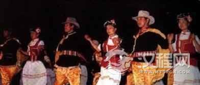 普米族婚俗简介普米族的泼水迎亲