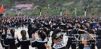 具有浓郁民族色彩的布依族转场舞