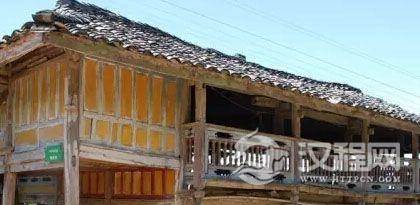德昂族的建筑：德昂族喜居干栏式竹楼