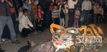 妙趣横生的壮族火猫舞