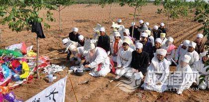 满族葬礼习俗尸体忌从大门抬出