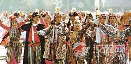 乌孜别克族的体育文化：赛马和叼羊