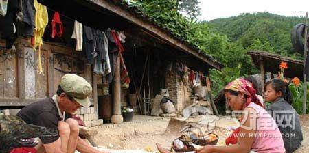 阿佤族歌舞中悼念故去亲人