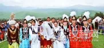 哈萨克族婚俗在歌声中进行的婚礼