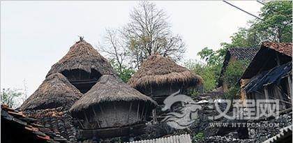 瑶族建筑特点，多采用‘人’字形棚居