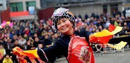 颇具土家族特色的“八宝铜铃舞”