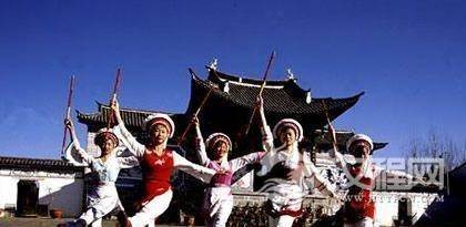 独特的白族民间艺术“霸王鞭”