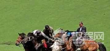 哈萨克族的传统运动“叼羊”是咋玩的