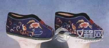 满族服饰满族女子的服饰有何历史来源和意义