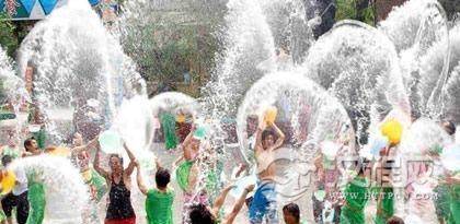傣族传统民族习俗：泼水节