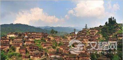 瑶族建筑特点，多采用‘人’字形棚居