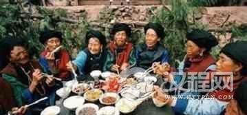 普米族婚礼上为何要夫妇轮吃一碗饭