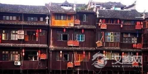 ?土家族吊脚楼的特点是什么有哪些建筑形式