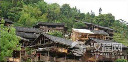 瑶族建筑特点，多采用‘人’字形棚居