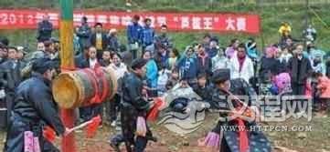 在跳坡节上苗族人有哪些习俗和好玩的过程