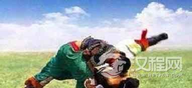 哈萨克族人是怎样用传统方式“摔跤”的