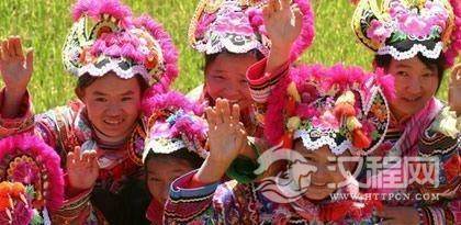 赛装节，彝族的时装表演