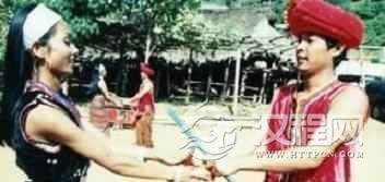 佤族小伙儿是怎样想心仪的姑娘表白的