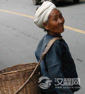 阿佤族歌舞中悼念故去亲人