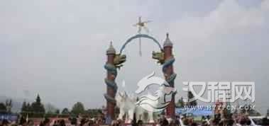 阿昌族的“阿露窝乐活动”是怎样举行的