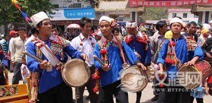 德昂族最重要的宗教节日是什么？德昂族祭寨神的仪式