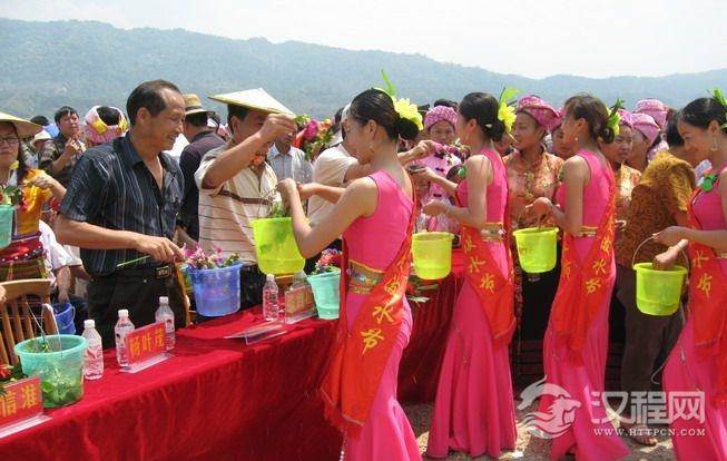 德昂族节日浇花节有什么习俗？德昂族浇花节风俗简介