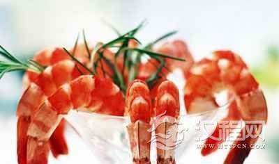 吃虾应该怎么吃教你剥虾壳的方法