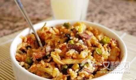 懒人食谱：香肠土豆焖饭