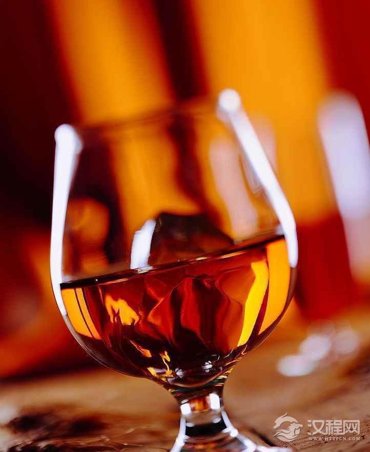 和爱人共进晚餐，怎么喝红酒？