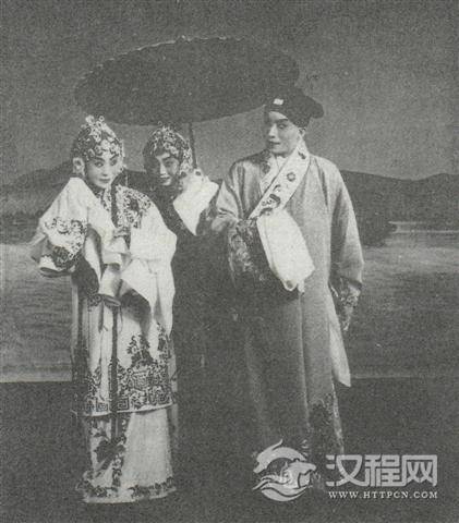 京剧《白蛇传》刘秀荣饰白素贞、张春孝饰许仙、谢锐青饰小青