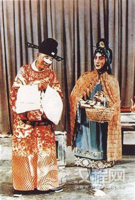 京剧《望江亭》张君秋饰谭记儿、李四广饰杨衙内